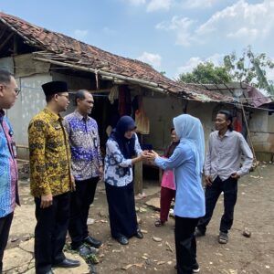 Kades Suheli Dampingi Bupati Serang Ratu Rachmatuzakiyah Tinjau Rumah Kusnadi Warga Jalupang Wetan