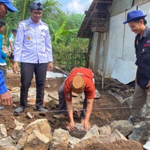 Kepala Desa Sindangheula Letakkan Batu Pertama Pembangunan Rumah Kusnadi Korban Rumah Roboh