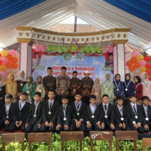 Kepala Desa Sindangheula Hadiri Ikhtifalan dan Kelulusan MI Mathla’ul Huda Paleuh