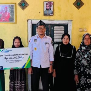 Kepala Desa Sindangheula Serahkan Santunan Kematian BPJS Ketenagakerjaan kepada Ahli Waris Marbot Masjid