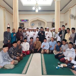 Pengajian Rutin Desa Sindangheula Perkuat Silaturahmi, Diwarnai Santunan Anak Yatim dan Sosialisasi Bank Sampah