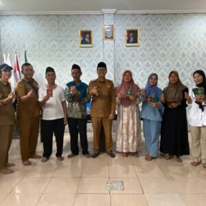 Kades Serahkan Buku Nikah Kepada Tujuh Pasangan Warga Sindangheula Usai Ikuti Program Isbat Nikah