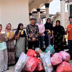 Kepala Desa Sindangheula Turun Langsung Jemput Sampah Plastik, Ubah Sampah Jadi Rupiah