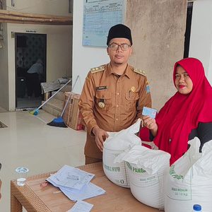 Pemdes Sindangheula Salurkan Bantuan Pangan Beras untuk 1.002 KK