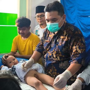 KADES SINDANGHEULA DAMPINGI WARGA IKUTI SUNATAN MASSAL HUT KE-500 KABUPATEN SERANG